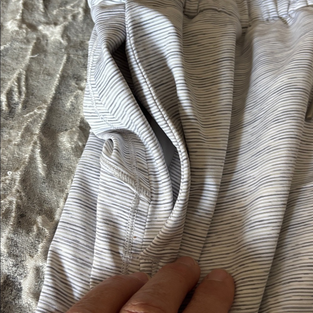Lululemon On The Fly Skirt Skirt. Size 8. Worn once - Picture 3 of 6